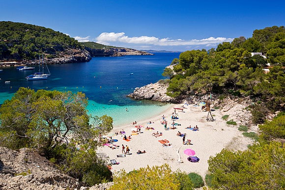 Ibiza - Hippie-Atmosphäre, Märkte und idyllische Buchten 