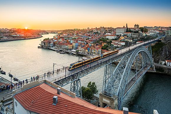 Porto by Reinhard Schmid 